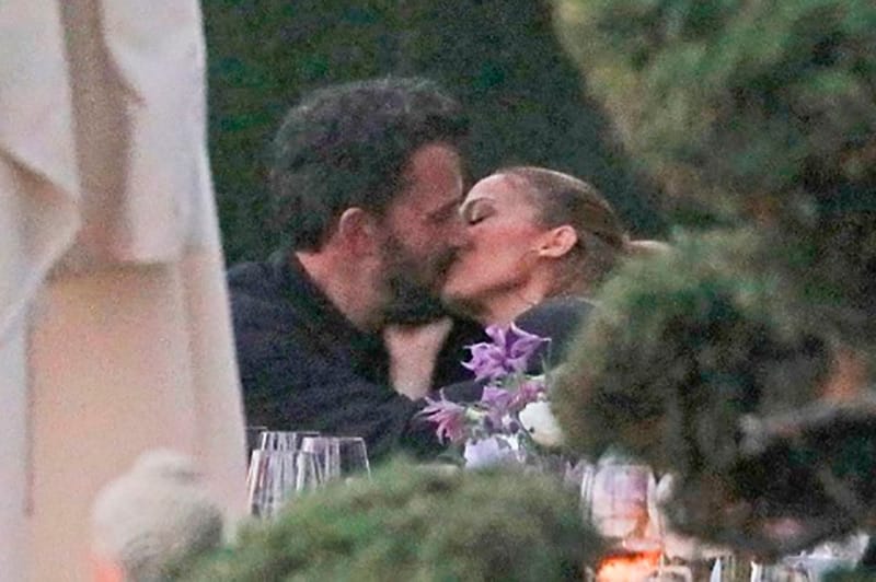 Captan A Jennifer López Y Ben Affleck Besándose Genteaf