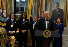 Trump entrega las medallas del Kennedy Center a Stallone, KISS y Gloria Gaynor en la Casa Blanca