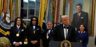 Trump entrega las medallas del Kennedy Center a Stallone, KISS y Gloria Gaynor en la Casa Blanca