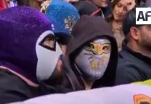 Bad Bunny en la Arena México: ¡Se disfrazó de Místico y lo cacharon en primera fila!