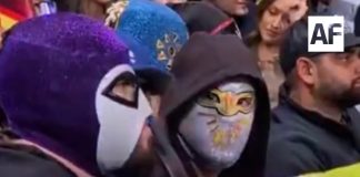 Bad Bunny en la Arena México: ¡Se disfrazó de Místico y lo cacharon en primera fila!