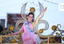 ¡Polémica viral! Miss Universo 2025, Fátima Bosch, es bajada en brazos de carro alegórico durante desfile en Tabasco