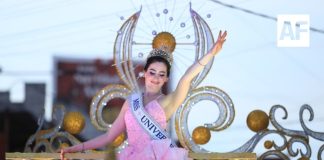 ¡Polémica viral! Miss Universo 2025, Fátima Bosch, es bajada en brazos de carro alegórico durante desfile en Tabasco